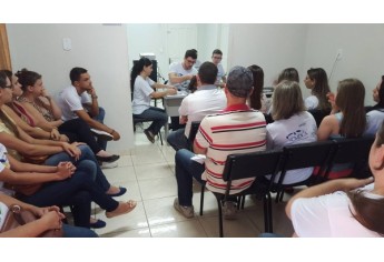 Apuração dos votos na noite deste domingo, na sede da Secretaria Municipal da Assistência e Desenvolvimento Social (Foto: Asses. de Comunicação da Prefeitura de Adamantina).