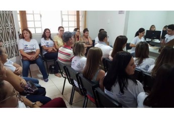 Apuração dos votos na noite deste domingo, na sede da Secretaria Municipal da Assistência e Desenvolvimento Social (Foto: Asses. de Comunicação da Prefeitura de Adamantina).