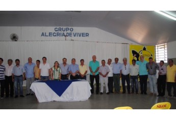 Bragato, Mazucato (centro), com os demais membros da diretoria e presentes no encontro (Foto: Assessoria do Deputado Mauro Bragato)