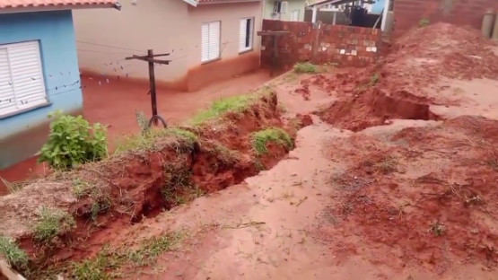 Moradores denunciam erosão e infiltrações em casas entregues há sete meses em Mariápolis