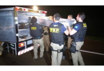 Corpos são removidos para o IML, para identificação (Foto: Polícia Rodoviária Federal/PRF).