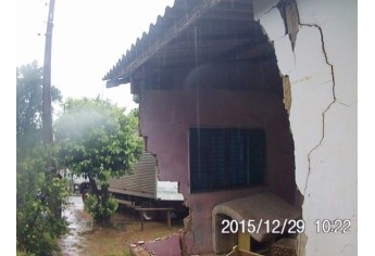 Nesta casa, parede do quarto caiu decorrente de infiltrações de chuva (Foto: Cedida/Bombeiros).