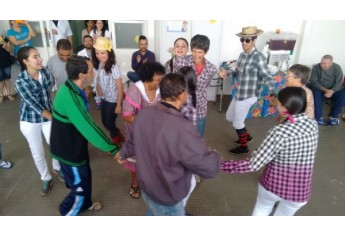 Na tarde desta terça houve uma prévia da festa com pacientes dos setores de Neurologia e Ortopedia (Foto: Central Fai de Comunicação