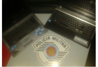 Dois notebooks furtados recuperados pela Polícia Militar (Foto: Polícia Militar/Cedida).