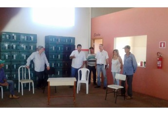 Prefeito Ismael Calori com demais autoridades durante visita no Barracão Agropecuário