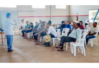 Participantes atentos ao palestrante e pesquisador da Apta Nobuyoshi Narita, no Barracão Agropecuário (Foto: Jornal O Povo)