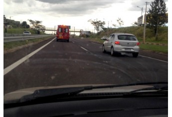 Viatura dos Bombeiros, já na chegada a Presidente Prudente, com a mãe e a filha recém-nascida, à caminho do hospital (Foto: Cedida).