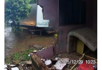 Nesta casa, parede do quarto caiu decorrente de infiltrações de chuva (Foto: Cedida/Bombeiros).