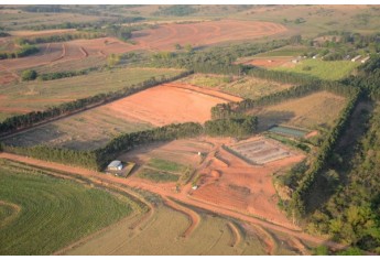 Aterro sanitário visto de imagem aérea produzida em setembro de 2011 (Foto: Jorge Munhoz/Tropical Imagens).