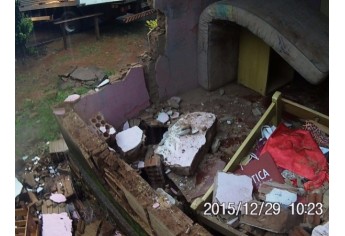 Nesta casa, parede do quarto caiu decorrente de infiltrações de chuva (Foto: Cedida/Bombeiros).