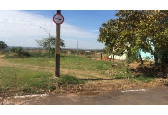 Demarcações na Avenida Cristóvão Goulart Marmo, em terrenos da antiga Colônia da Fepasa (Foto: Siga Mais).