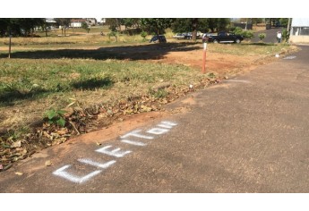 Demarcações na Avenida Cristóvão Goulart Marmo, em terrenos da antiga Colônia da Fepasa (Foto: Siga Mais).