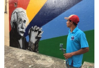 O criador e a criação, na Escola Helen Keller (Foto: Siga Mais).