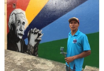 O criador e a criação, na Escola Helen Keller (Foto: Siga Mais).