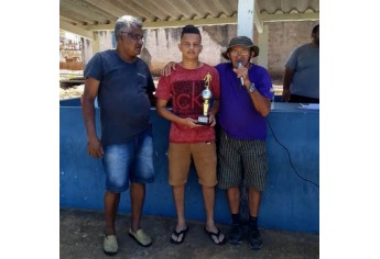 Entrega de premiações às equipes, no torneio de futebol médio realizado neste sábado (Foto: Cedida).