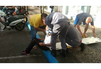 Motociclista ficou ferida, sendo socorrida pelo Corpo de Bombeiros (Foto: Cedida).