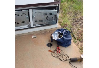 Cadeado foi arrombado por assaltantes, em torre de telefonia em Irapuru (Foto: Cedida/PM).