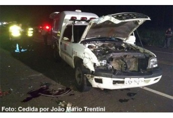 Acidente envolveu duas ambulâncias, uma van, um carro de passeio e uma moto, na SP-294, em Iacri (Foto: João Mário Trentini/Reprodução: Site Bastos Já).