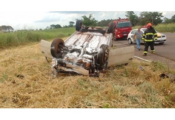 Acidente grave deixou uma vítima fatal e outras quatro feridas, na SP-294, nesta sexta-feira (Foto: João Mário Trentini/Reprodução Site Bastos Já).