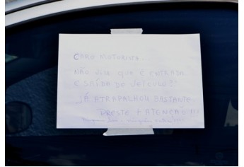 Motorista deixa carro estacionando em portão e veículo recebe bilhete de morador (Foto: Acácio Rocha).