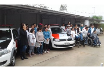 Alunos da APAE visitam o comando da PM em Adamantina (Foto: Cedida/PM).