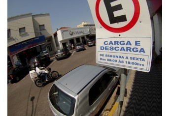 Bolsões exclusivos para carga e descarga, no centro, são ocupados indevidamente por carros de passeio, dificultando a atividade dos caminhões de entrega (Foto: Acácio Rocha).