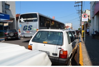 Bolsões exclusivos para carga e descarga, no centro, são ocupados indevidamente por carros de passeio, dificultando a atividade dos caminhões de entrega (Foto: Acácio Rocha).