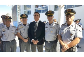 Capitães PM Bernardo (Pres. Venceslau), Washington (Pres. Prudente), Júlio (Adamantina) e Marcelo Moura (Presidente Prudente) com o deputado federal Jair Bolsonaro (Foto: Cedida).