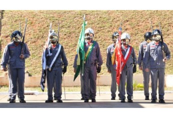 Bombeiros da Guarda da Bandeira Nacional durante Solenidade (Foto: Cedida).