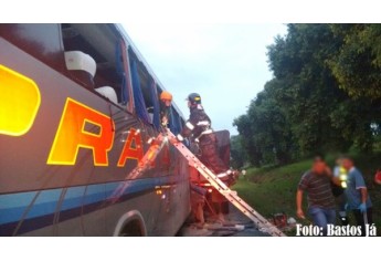 Ônibus partiu de SP e tinha como destino Bastos e Rinópolis. No momento do acidente, ônibus tinha 19 passageiros. Vítimas foram levadas para Tupã (Foto: Site Bastos Já).
