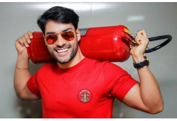 Bruno Camargo, o Bombeiro da Eli Ana (SBT), desfila em Adamantina, na Semana da Moda / ExpoVerde (Foto: Divulgação)