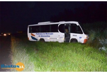 Acidente foi na SP-294, em Iacri, envolvendo ônibus da Prefeitura de Adamantina, com pacientes que seguiam para Marília, em um carro VW Polo (Foto: Site Bastos Já).