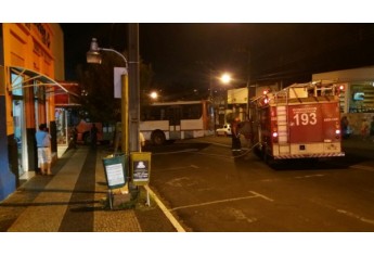 Ônibus atingiu parte da frente da loja, parando assim a sua trajetória (Foto: Cedida).