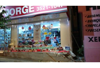 Ônibus atingiu parte da frente da loja, parando assim a sua trajetória (Foto: Cedida).