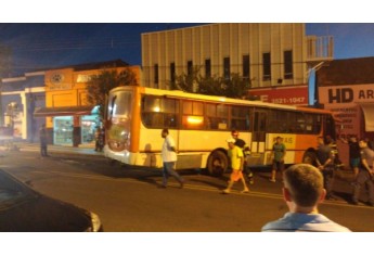 Ônibus atingiu parte da frente da loja, parando assim a sua trajetória (Foto: Cedida).
