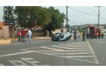 Novo acidente é registrado na Avenida Moysés Justino da Silva, altura da rotatória do Bela Vista.