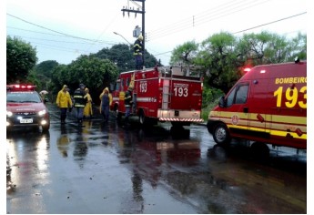 Bombeiros de Adamantina se deslocaram para Lucélia, para atendimento à ocorrência de desmoronamento de casa (Foto: Cedida/Bombeiros).