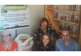 Benetti (Dracena), Cláudia Santos (secretária administrativa da AMNAP), Jorge Fernandez (médico cubano do Programa Mais Médicos) e a professora Izabel Castanha Gil visitam o banco comunitário de sementes crioulas de Pauliceia (Foto: Acervo Pessoal).
