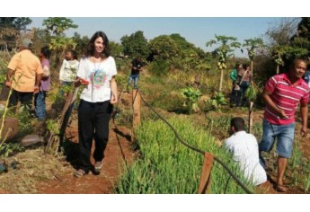 Guardiões e membros do grupo passeiam por uma horta crioula (Foto: Acervo Pessoal).