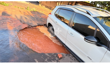 Carro cai em buraco aberto por vazamento de água em rua de Adamantina