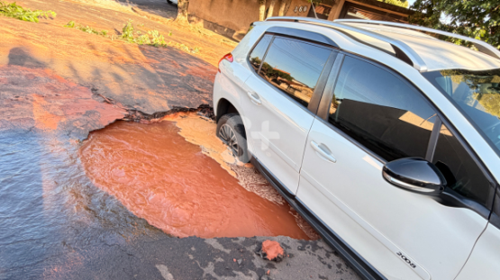 Carro cai em buraco aberto por vazamento de água em rua de Adamantina