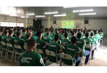 Prof. Gretz aplicou palestra para mais de 400 colaboradores da Cocipa (Foto: Da Assessoria).