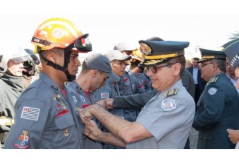 Cabo PM Yuri recebendo Medalha do Comandante do Policiamento de Interior 08, Coronel PM Franco (Foto: Cedida).