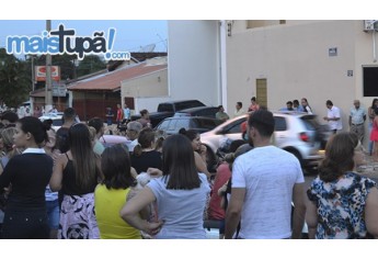 Populares se concentram nas imediações da empresa e casa do agressor, e cobram providências (Foto: Mais Tupã).