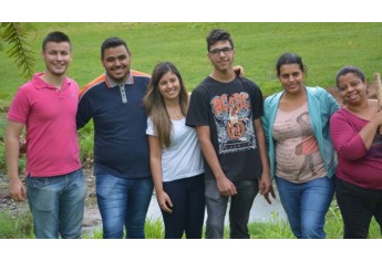 Alunos do curso de Geografia, moradores e frequentadores do Parque Caldeira realizam plantio de espécies nativas e de frutíferas (Foto: Acervo Pessoal).