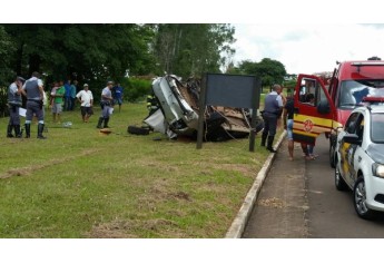Carro captou na SP-294, próximo à Base da Polícia Rodoviária, em Adamantina (Foto: Elisângela Zatim).