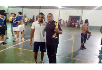 Hudson entrega o troféu ao goleiro menos vazado Evandro (Foto: Cedida)