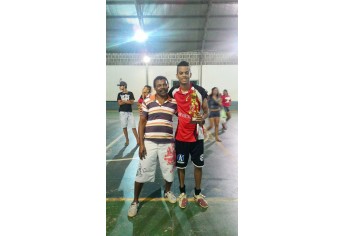 Artilheiro Alan Santos recebe o troféu de Gandula (Foto: Cedida)