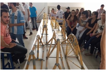 A atividade consistia na construção de pontes de estrutura indivisível utilizando apenas macarrão (Foto: Assessoria de Imprensa da FAI).