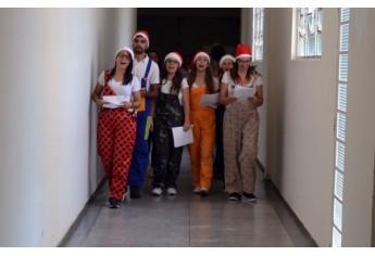 A iniciativa foi da equipe de estagiários do 6º termo de Enfermagem da UniFAI, Bruna Cristina, Laís Carolina, Daiane Fadel, Bruno Florenco, Maria Toledo, coordenados pela orientadora de estágio Simone Maciel, com participação especial de João Guilherme Boiago e Maria Luísa Fadel (Foto: Daniel Torres).
